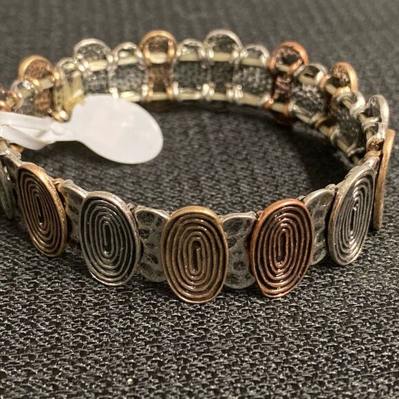 Hammered Style Stretch Bangle
BRACELET ~ One size fits all - New w/tags - Picture 1 of 3